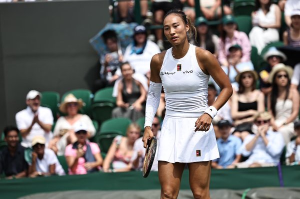 一直牛配资 郑钦文1-2不敌西尼亚科娃 连续三年遭遇温网一轮游